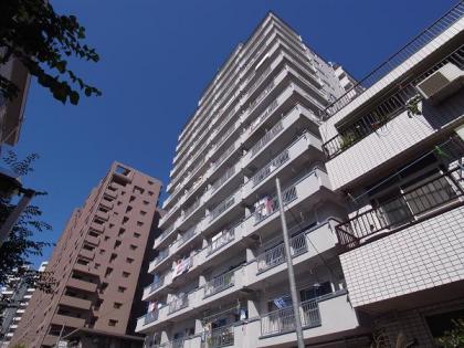 マンション第二明大前の外観