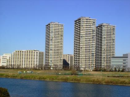 ザ・リバープレイスの外観