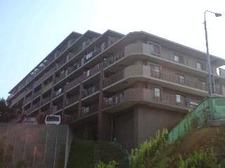 グレーシアパーク山手台イースト壱番館の画像1枚目（外観、エントランス、前面の通り等）