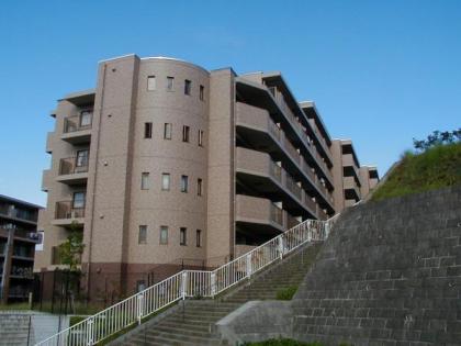 グレーシアパーク山手台イースト弐番館の画像1枚目（外観、エントランス、前面の通り等）