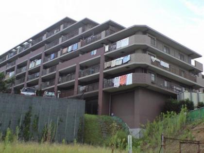 グレーシアパーク山手台イースト参番館の画像1枚目（外観、エントランス、前面の通り等）