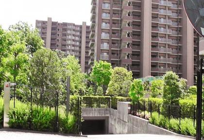 ガーデンアリーナ新百合ヶ丘　地下駐車場入口