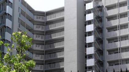 プライムアリーナ新百合ヶ丘の画像1枚目（外観、エントランス、前面の通り等）