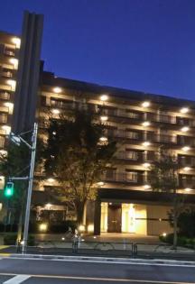 オーベルグランディオ調布国領　夜のエントランス前