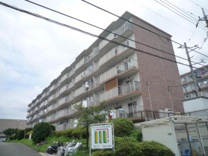 グリーンハイムひなた山２号棟の画像1枚目（外観、エントランス、前面の通り等）