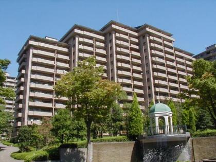 サンステージ緑園都市東の街４番館の画像1枚目（外観、エントランス、前面の通り等）