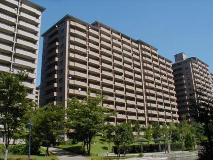 サンステージ緑園都市東の街７番館の画像1枚目（外観、エントランス、前面の通り等）