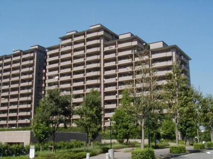 サンステージ緑園都市東の街１１番館の画像1枚目（外観、エントランス、前面の通り等）