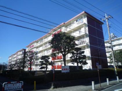 グリーンハイムいずみ野１０号棟の画像1枚目（外観、エントランス、前面の通り等）