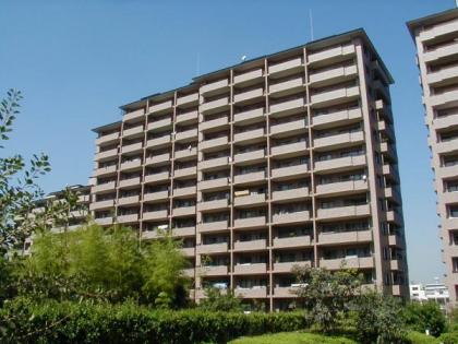 サンステージ緑園都市東の街１０番館の画像1枚目（外観、エントランス、前面の通り等）