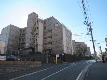 希望ヶ丘コーポラスの画像1枚目（外観、エントランス、前面の通り等）