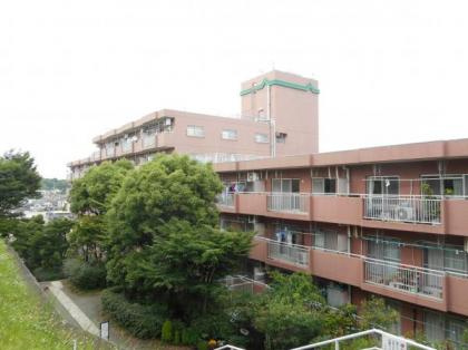 ウェルフェアグリーン鶴ヶ峰の画像1枚目（外観、エントランス、前面の通り等）