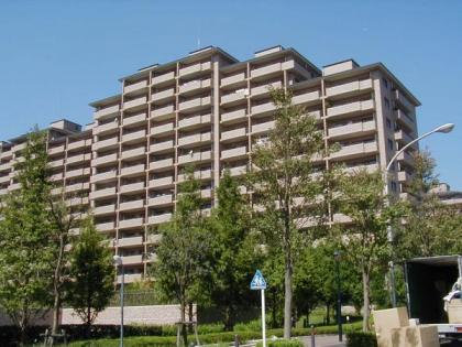 サンステージ緑園都市東の街８番館の画像1枚目（外観、エントランス、前面の通り等）