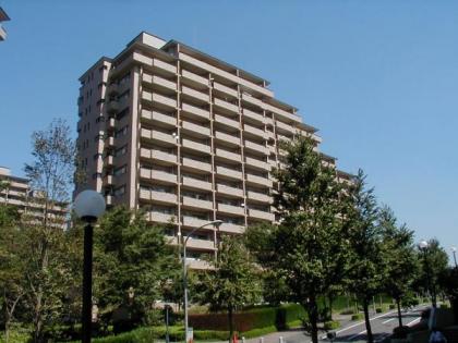 サンステージ緑園都市東の街２番館の画像1枚目（外観、エントランス、前面の通り等）