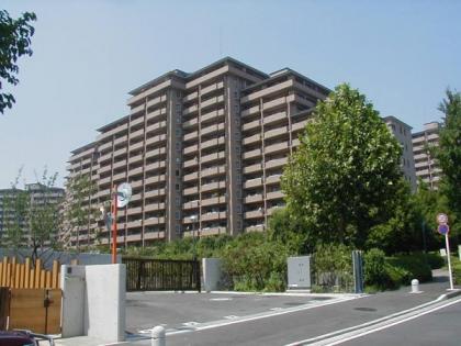 サンステージ緑園都市東の街５番館の画像1枚目（外観、エントランス、前面の通り等）