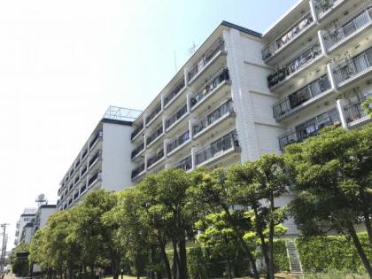 秀和大倉山レジデンスの画像1枚目（外観、エントランス、前面の通り等）